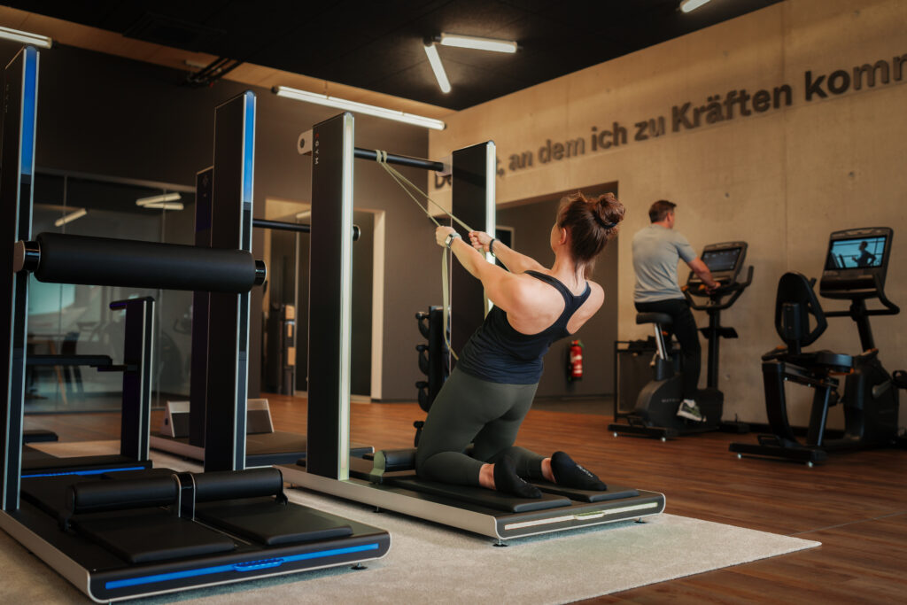 Sportlerin beim Trainieren mit dem EGYM Smart Flexx bei 7stark